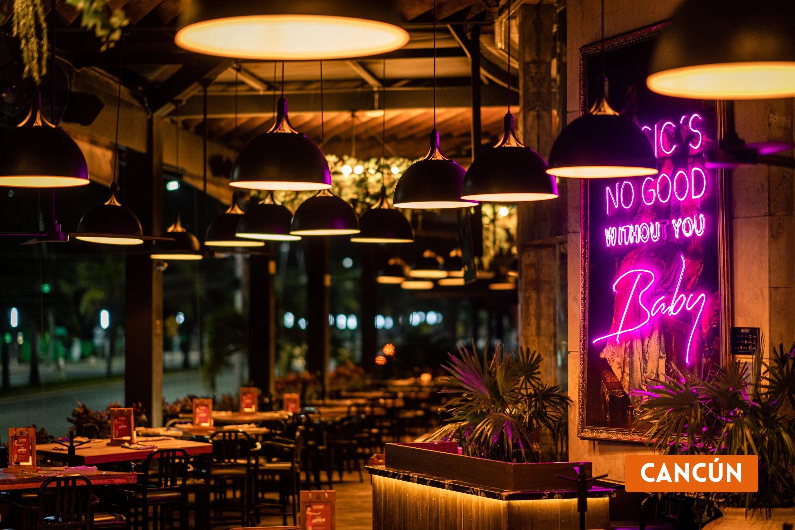 La Vicenta Cancun restaurant at night
